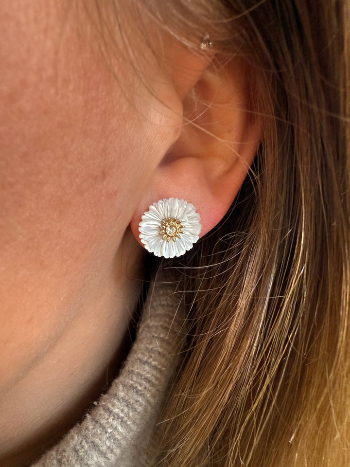 Oorbellen - Daisy Studs Pearly Flower 15 mm - Luxedy