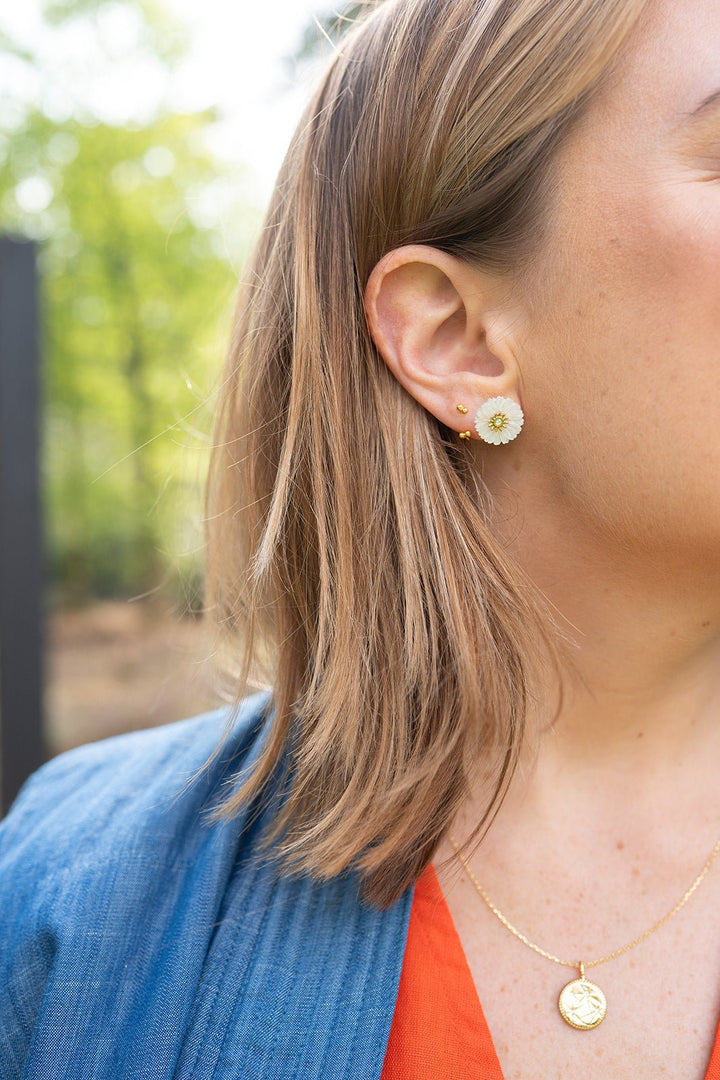 Oorbellen - Daisy Studs Pearly Flower 15 mm - Luxedy