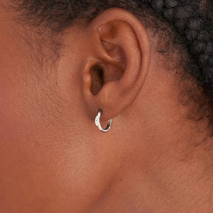 Ania Haie - Oorbellen Sparkle Emblem Huggie Hoop Silver - Luxedy